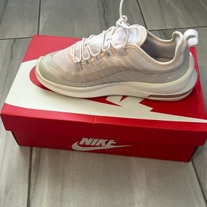 Nike Air Max Axis
Women's Shoes